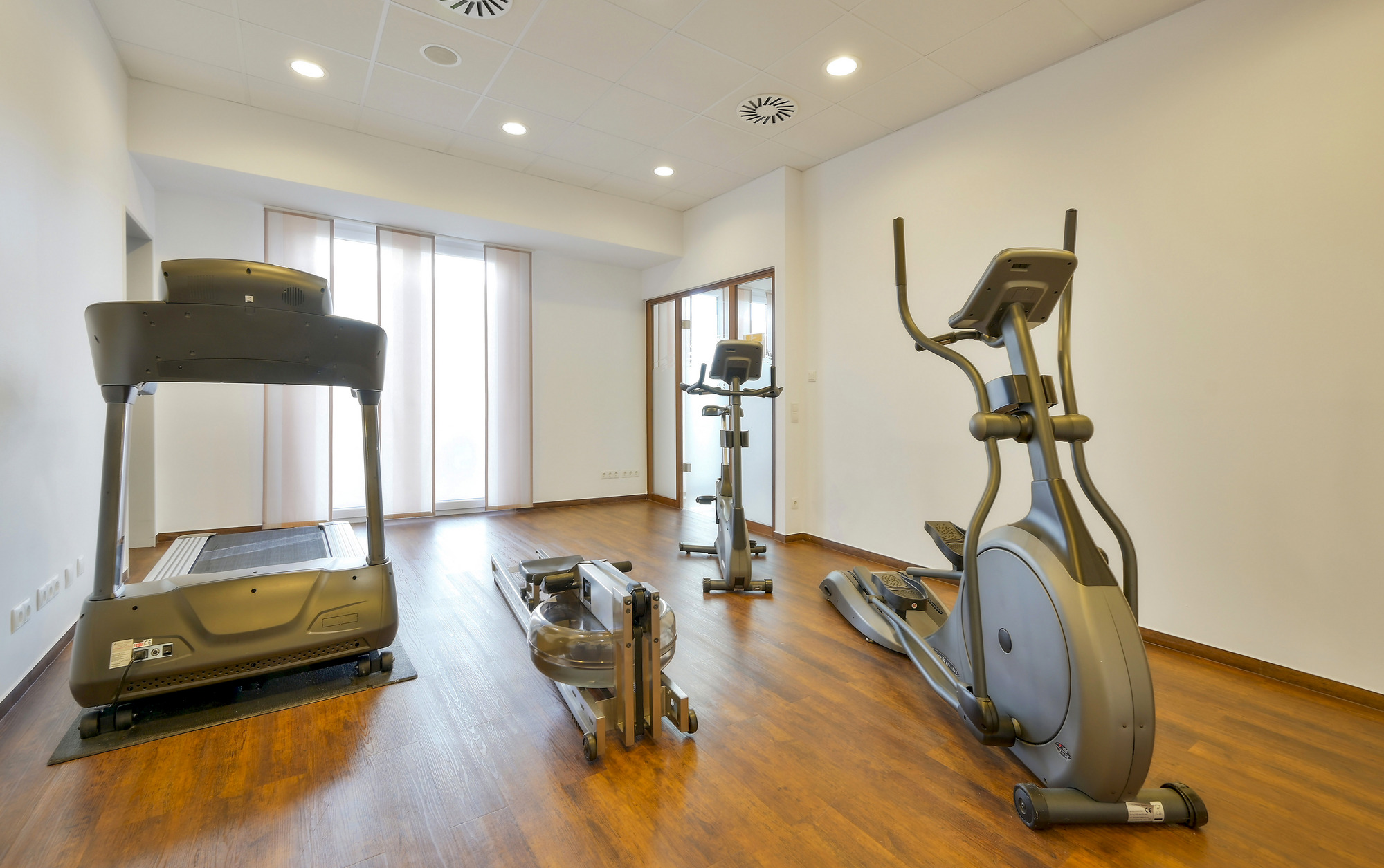 Ein Fitnessraum mit einer Auswahl an Trainingsgeräten für effektives Workout und Gesundheit