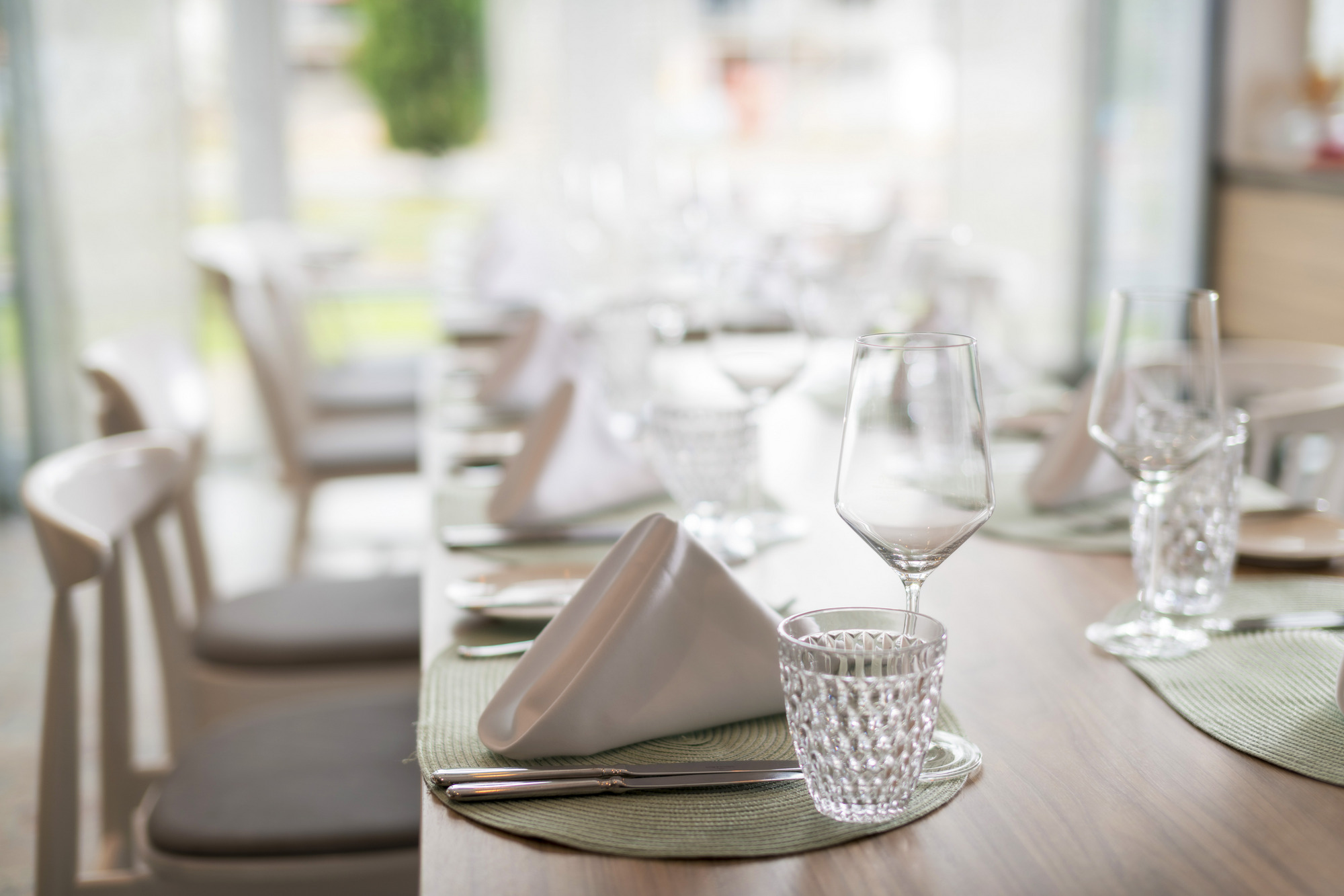 Ein schön gedeckter Tisch mit weißen Servietten und glänzendem Besteck