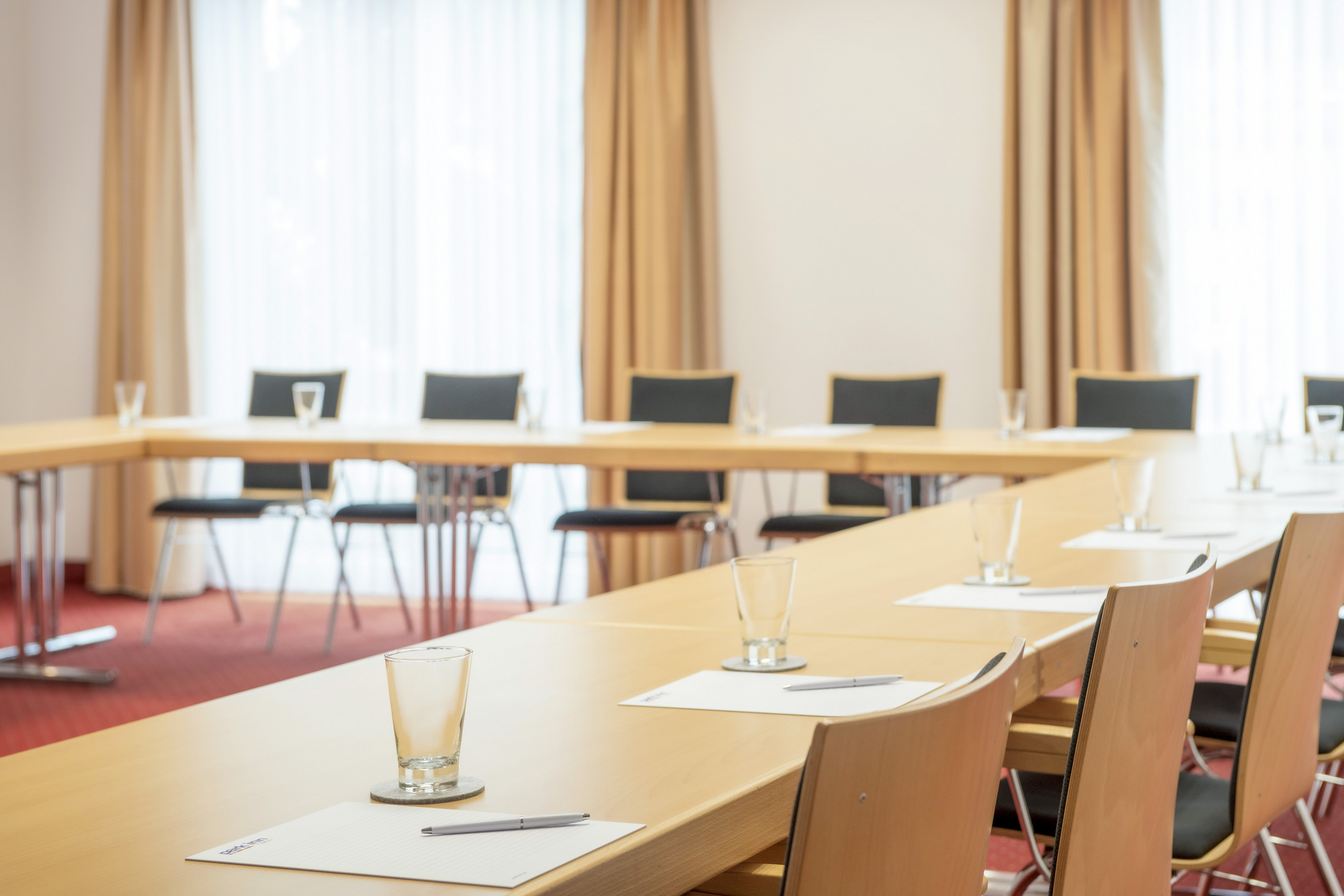 Tische in einem Tagungsraum gedeckt für eine Besprechung oder andere Veranstaltung